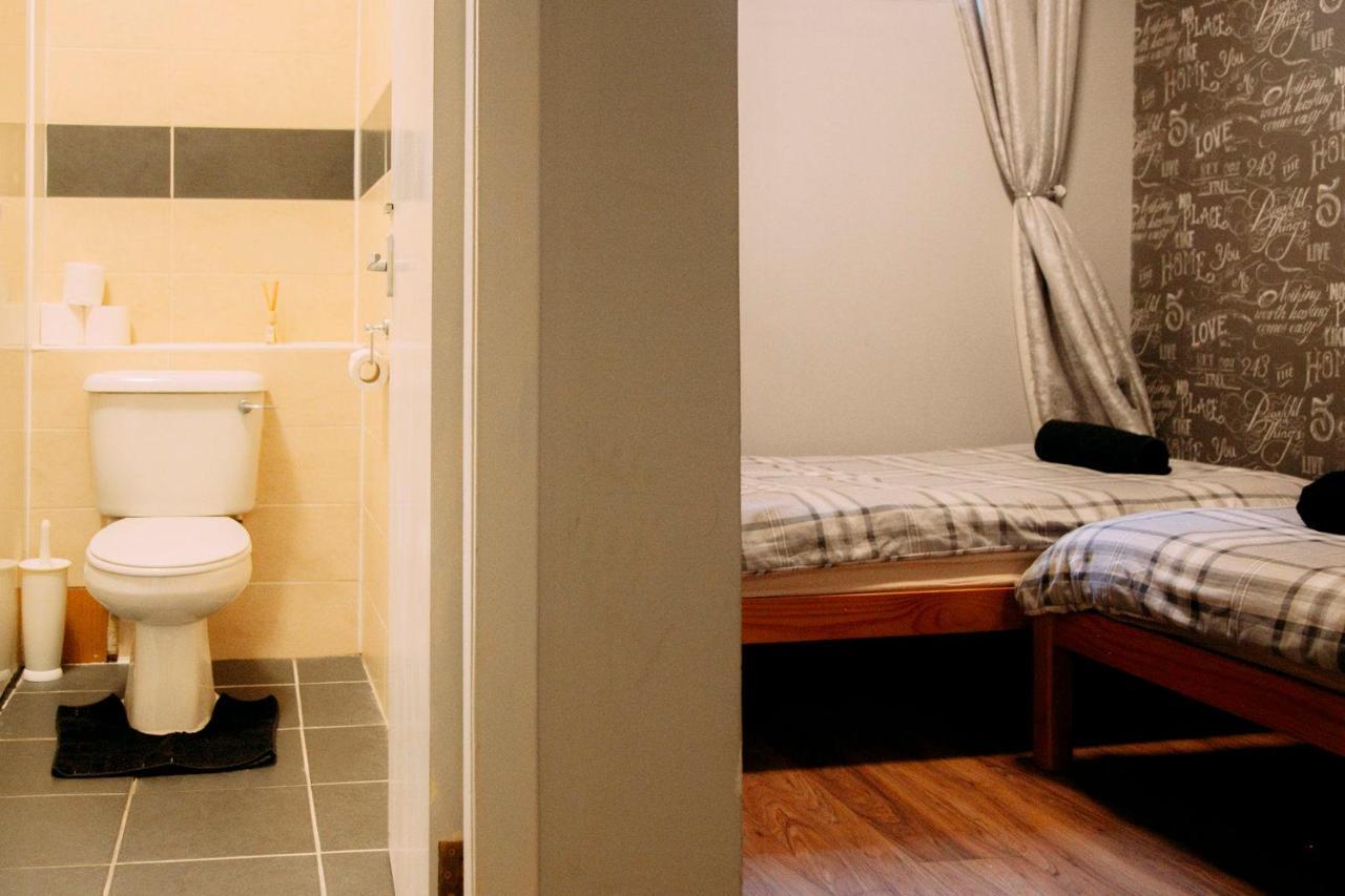 Twin Room Bathroom,1176109471:JPEG